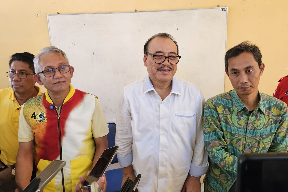 Bakal pasangan calon bupati dan wakil bupati di Pilkada Buleleng 2024, Nyoman Sugawa Korry-Gede Suardana didampingi Ketua Tim Pemenangan, I Gusti Komang Kresna Budi, Rabu (28/8/2024). 