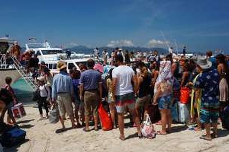 Wisman di Gili Trawangan, Lombok, NTB, siap menaiki kapal cepat menuju Bali, Jumat (25/8/2016).