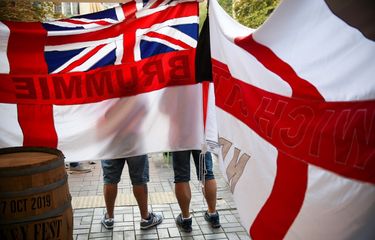 Fans timnas Inggris membentangkan bendera kebesaran jelang laga kontra Bulgaria pada babak Kualifikasi Euro 2020 (Photo by NIKOLAY DOYCHINOV / AFP)
