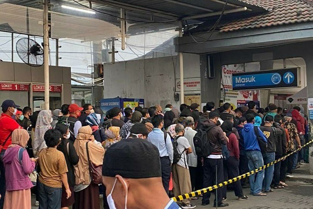 Kondisi Stasiun Depok yang dipadati penumpang kereta rel listrik (KRL) pada Senin (13/4/2020) pagi