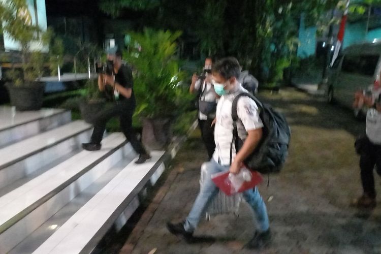 penyidik KPK saat membawa Koper Keluar dari Dinas Pekerjaan Umum Perumahan dan Kawasan Permukiman Kota Yogyakarta, Rabu (7/6/2022) petang