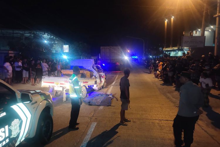 Polisi saat melakukan olah TKP (Tempat Kejadian Perkara) kecelakaan lalu lintas di Jalan Raya Desa Sungelebak, Kecamatan Karanggeneng, Lamongan, Jawa Timur, Jumat (3/11/2023) dinihari.