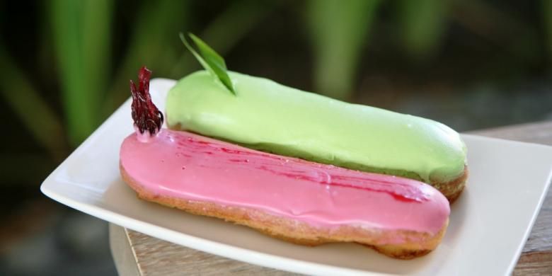 Raspberry & Rosella Flower Eclair dan Pandan Mangosteen Eclair 