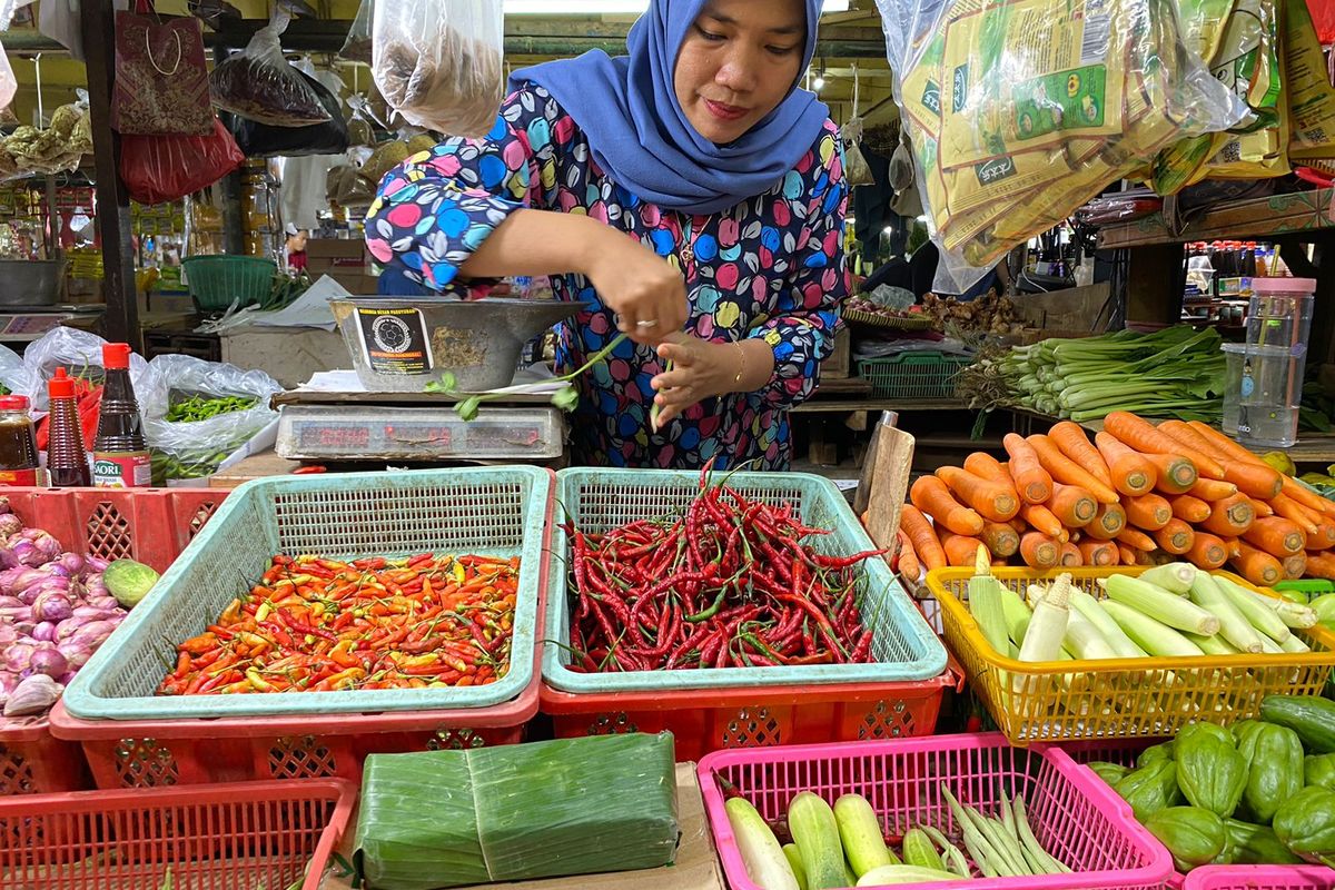 Nur (35), pedagang sayur di Pasar Tomang Barat, Tanjung Duren, Jakarta Barat, Kamis (19/10/2023). 