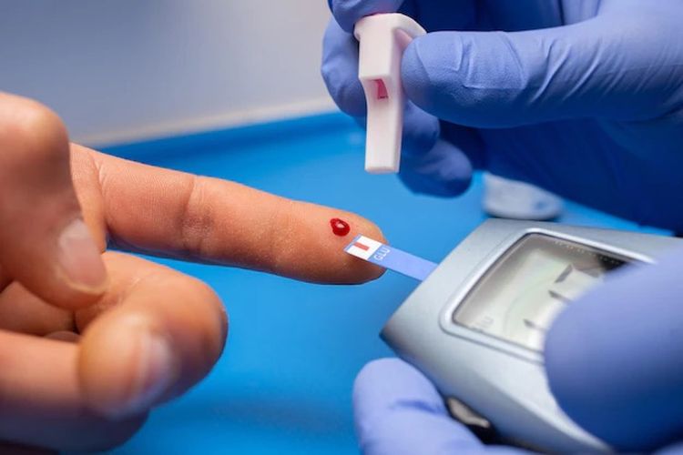 Pemeriksaan darah rutin perlu dilakukan untuk tahu kapan seseorang dikatakan pradiabetes. Ada tes A1C dan tes gula darah puasa.