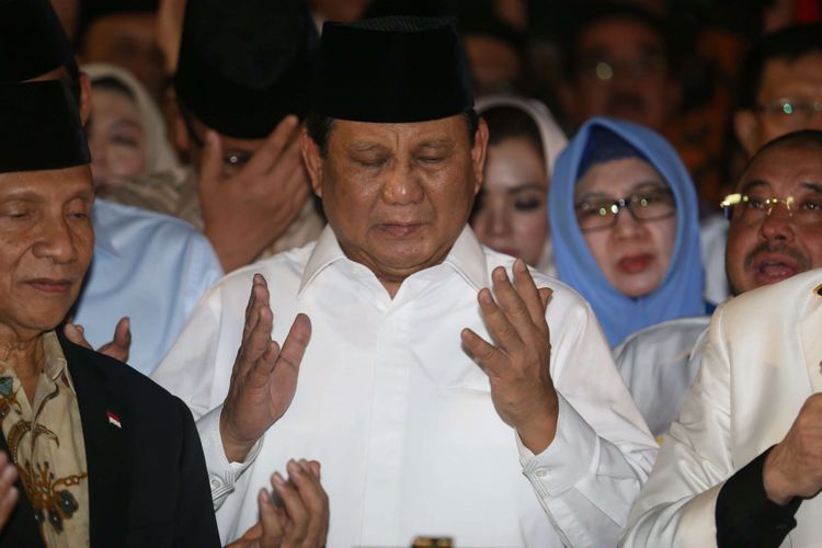 Ketua Umum Partai Gerindra Prabowo Subianto (kiri) didampingi Wakil Gubernur DKI Jakarta Sandiaga Uno ( kanan) memberikan keterangan pers di kediaman Prabowo, Jalan Kertanegara, Jakarta, Kamis (9/8/2018). Prabowo dan Sandiaga Uno resmi maju mencalonkan diri sebagai pasangan capres dan cawapres pada Pilpres 2019