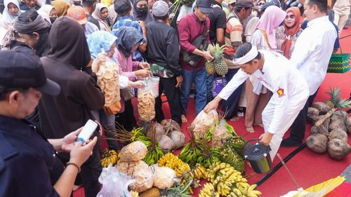 Dukung Prabowo, Ribuan Warga Majalengka Serahkan Hasil Bumi ke Rumah Dedi Mulyadi