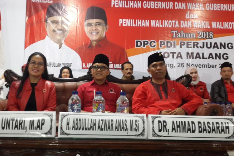 Sekretaris DPD PDI Perjuangan Jawa Timur Sri Untari (kiri) bersama Bupati Banyuwangi Abdullah Azwar Anas di kantor DPC PDI Perjuangan Kota Malang, Minggu (26/11/2017) malam.
