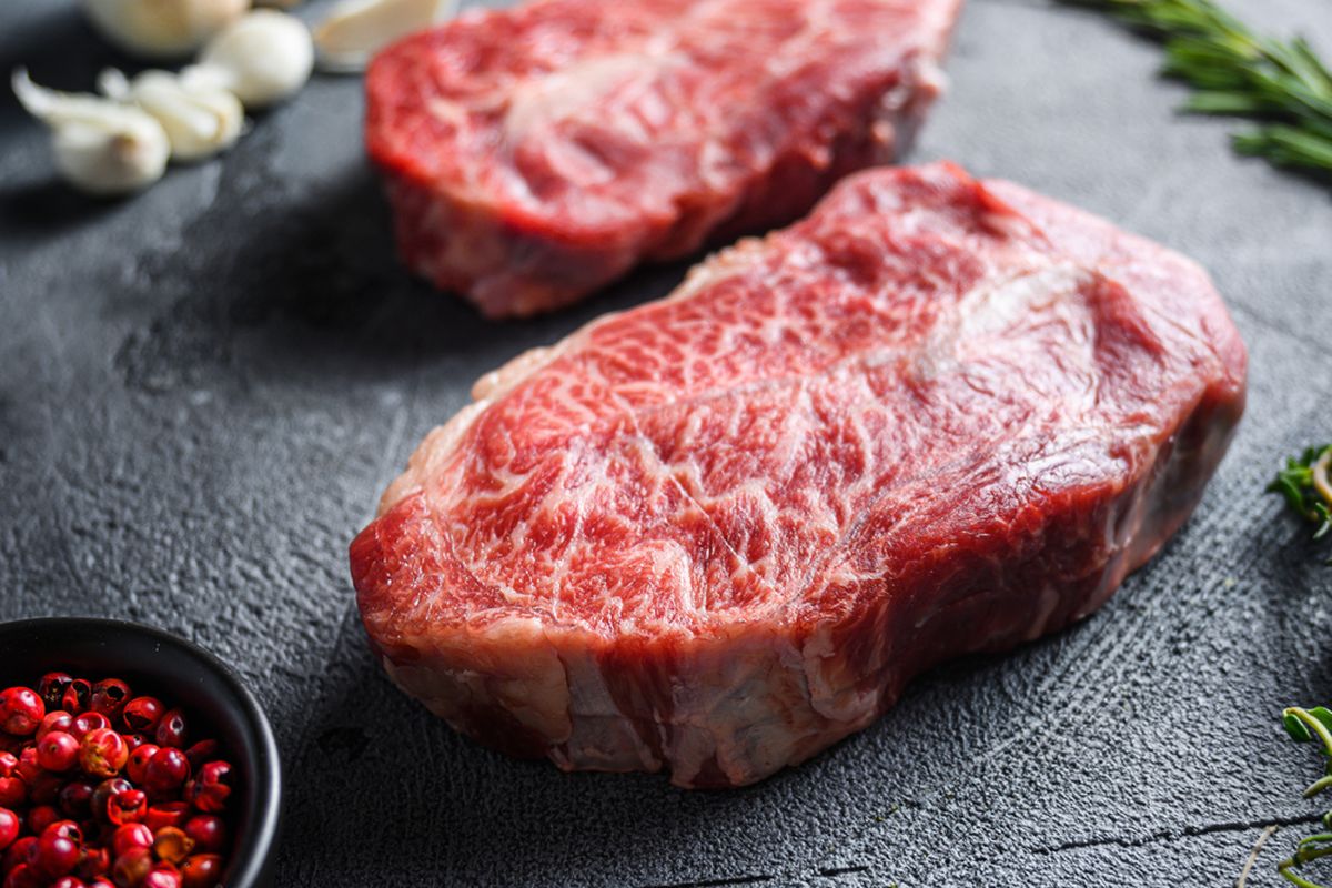 Tips makan daging kurban tanpa takut kolesterol naik. Daging sapi dan daging kambing termasuk daging merah yang masing-masing mengandung berbagai nutrisi sehat yang diperlukan oleh tubuh.