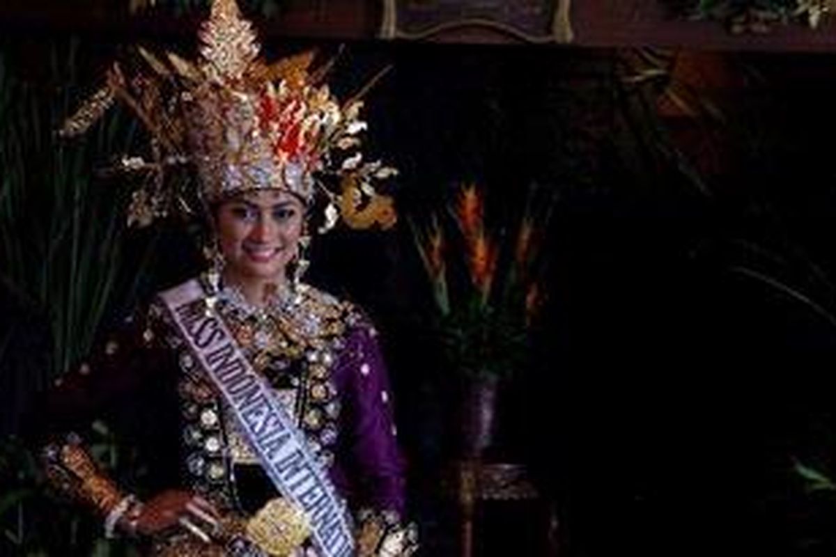 Putri Indonesia Lingkungan 2009, Zukriatul Hafizah (Fiza), saat menunjukkan baju tradisional Provinsi Gorontalo pada jumpa pers terkait rencana dirinya menuju ajang Miss International 2010 di Taman Sari Royal Heritage, Jakarta, Senin (18/10/2010).  