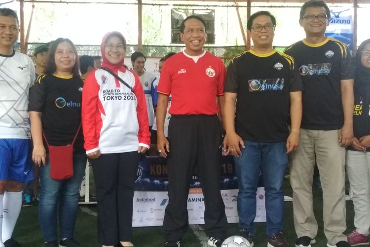 Menteri Pemuda dan Olah Raga, Zainudin Amali (tengah) bersama Plt Deputi IV Kemenpora, Yuni Purwanti (kiri) dan Pimpinan Redaksi Kontan, Ardian Taufik (paling kanan) dalam acara pembukaan Turnamen Futsal Kontan Cup 2019 di Plaza Futsal, Sabtu, 16 November 2019. 