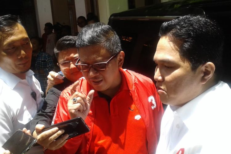 Ketua TKN Erick Thohir dan Sekretaris TKN Hasto Kristyanto di Posko Cemara, Jakarta, Sabtu (23/3/2019). 