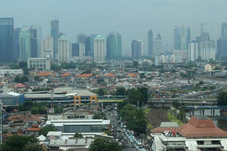 Suasana deretan gedung bertingkat tingkat tinggi atau high rise di Jakarta Pusat, Senin (9/1/2017). Badan Perencanaan Pembangunan Nasional (Bappenas) memperkirakan pertumbuhan ekonomi nasional pada tahun 2017 mencapai kisaran 5,1 hingga 5,3 persen.