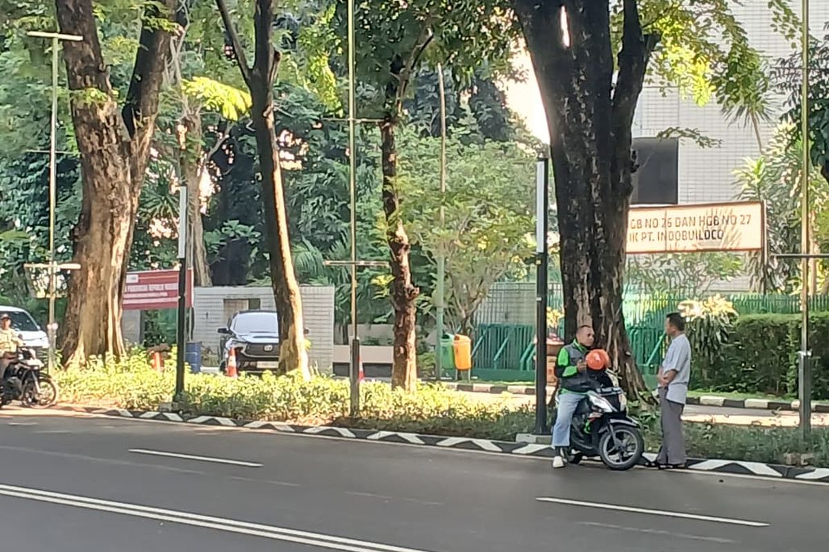 Perang spanduk di Hotel Sultan di kawasan GBK, Jakarta Pusat