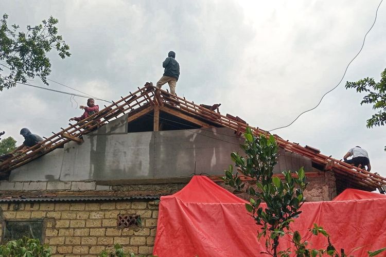 Sejumlah warga memperbaiki atap rumah rusak diterpa angin kencang di Desa Ginanjar, Kecamatan Ciambar, Sukabumi, Jawa Barat, Rabu (25/10/2023).
