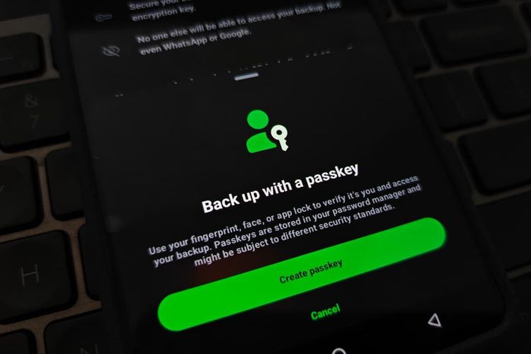 Ilustrasi fitur enkripsi backup chat WhatsApp yang kini didukung passkey