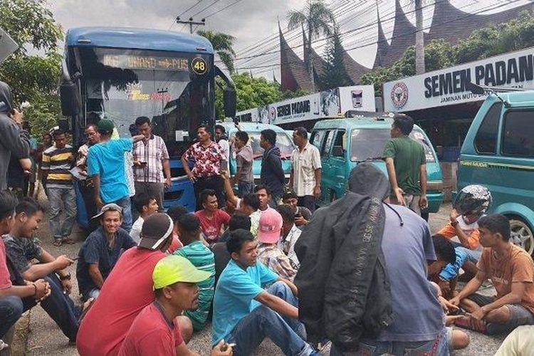 Puluhan sopir angkot rute Kampus Unand Limau Manis ke Pasar Raya Padang menggelar aksi di Pasar Baru, Kota Padang, Kamis (16/2/2023) 


