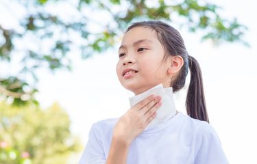 Cara Mengatasi Keringat Berlebihan pada Anak, Orangtua Perlu Tahu ...