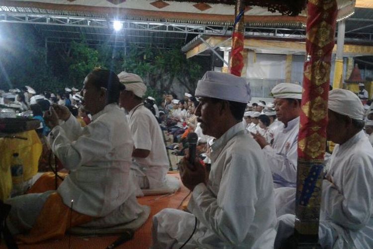 Umat Hindu Dharma di Solo merayakan hari Suci Galungan dan Kuningan di Pura Indra Prastha Kampung Mutihan, Kelurahan Sondakan, Kecamatan Laweyan, Solo, Rabu (1/11/2017) malam.