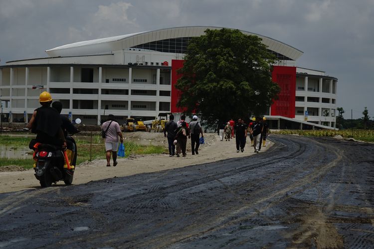 Suasana akses jalan dari venue Martial Arts Arena menuju venue Bola Voli Indoor di kawasan Sport Center Sumatera Utara, di Desa Sena, Kabupaten Deli Serdang, pada Jumat (13/9/2024) siang. 