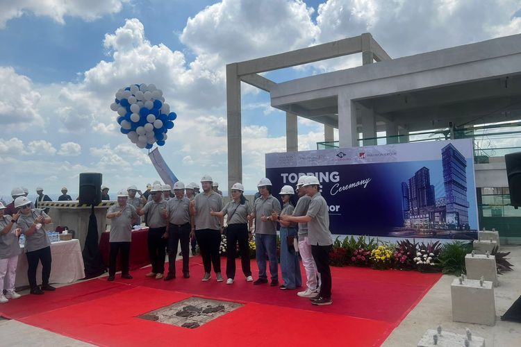 Pakuwon Group resmi melaksanakan topping-off (penutupan atap) tiga tower atas proyek Pakuwon Residence Bekasi di Tower Amor, Bekasi, Jawa Barat, Sabtu (27/4/2024).