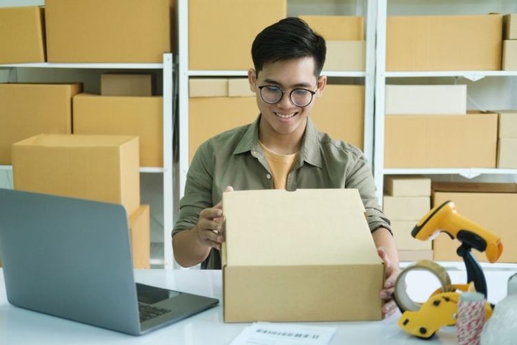 Ilustrasi UMKM yang bisnis online melalui e-commerce. 