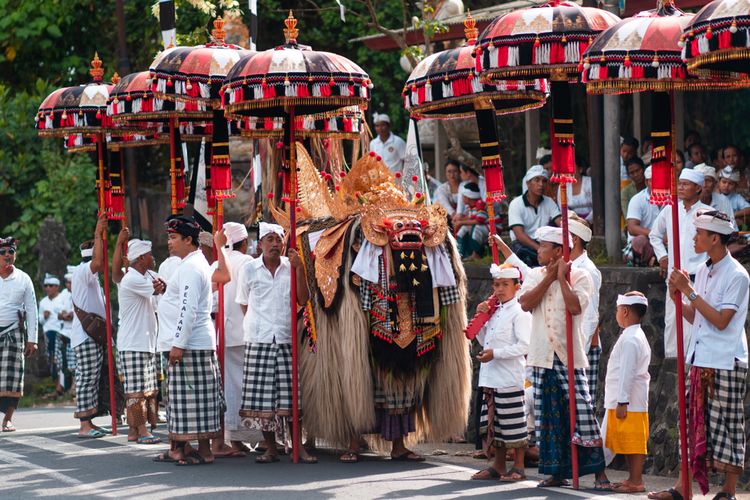 Ilustrasi mengarak Barong. 