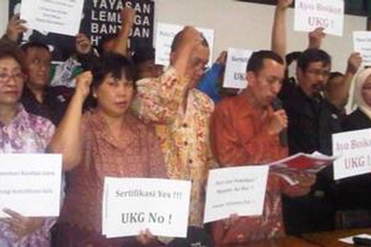 Koalisi Tolak UKG menyatakan akan memboikot Ujian Kompetensi Guru di Jakarta, Kamis (26/7/2012). Boikot tersebut sebagai aksi penolakan terhadap kebijakan kemendikbud yang memberlakukan UKG sebagai cara untuk memetakan kualitas guru.