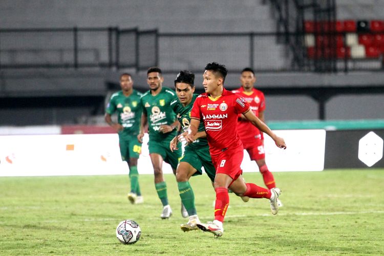 Pertandingan Liga 1 antara Persebaya Surabaya vs Persija Jakarta di Stadion Kapten I Wayan Dipta, Gianyar, Bali, Senin (14/2/2022). 