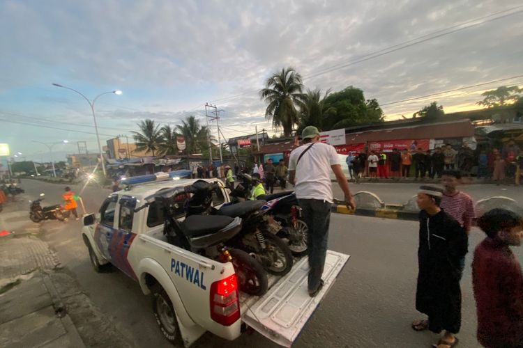 Sejumlah motor yang diduga digunakan balap liar diangkut Polantas Polres Nunukan Kaltara. Para pelaku semua merupakan anak anak remaja usia 13 sampai 20 tahun. Motor baru boleh diambil setelah lebaran untuk efek jera 