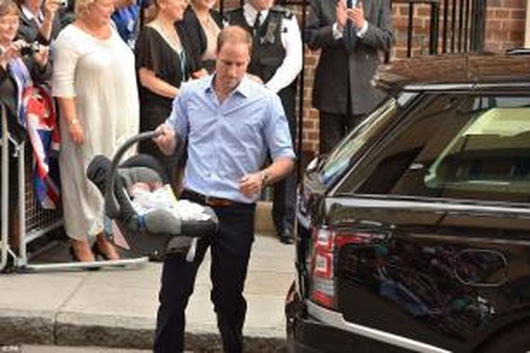 Pangeran William membawa bayinya keluar dari RS St Mary ke dalam mobil yang mengantar mereka ke Istana Kensington.