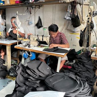 Pekerja memproduksi tas dengan jenama Open Ending di lokasi produksinya di Bandung, Jawa Barat. 