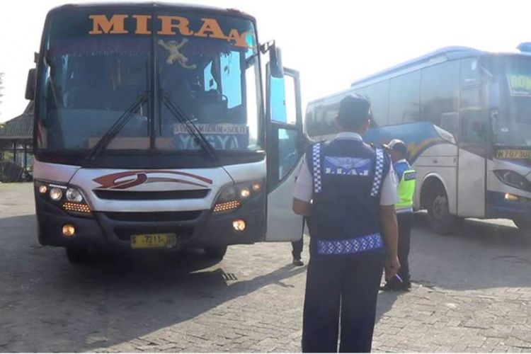 Tim Kementerian Perhubungan memeriksa kelaikan jalan bus antar kota dan antar propinsi yang transit di Terminal Purbaya Madiun untuk mempersiapkan angkutan lebaran 2017, Rabu ( 7/6/2017) siang.