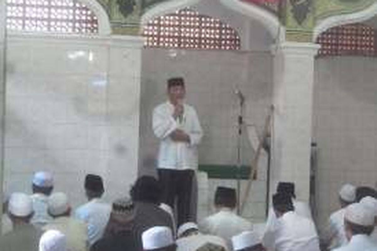 Bakal calon gubernur DKI Jakarta Sjafrie Sjamsoeddin menyampaikan kata sambutannya di Masjid At Tauban, di Kampung Pulo, Jatinegara, Jakarta Timur, saat menunaikan Shalat Jumat di lokasi tersebut, Jumat (29/7/2016).
