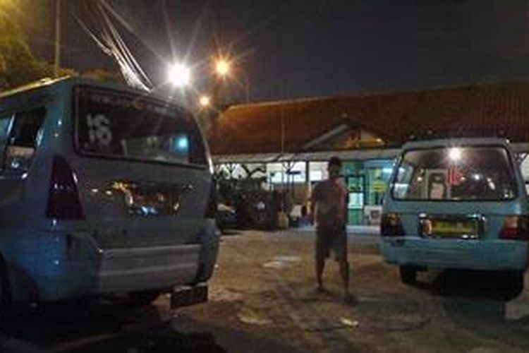 Dua pemuda sopir angkutan kota M 16 jurusan Kampung Melayu-Pasar Minggu, bernama Surtedi (18) dan Walid (19), terlibat perkelahian, Rabu (3/4/2013) tengah malam. Perkelahian itu adalah buntut dari saling rebutan penumpang di Terminal Kampung Melayu.