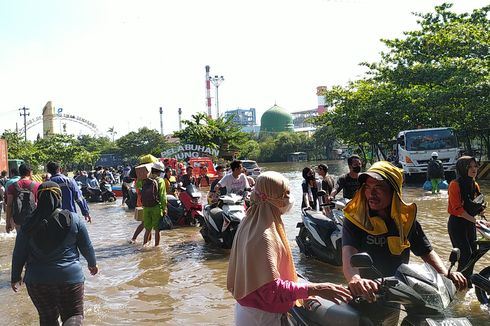 “Ngangsur Motor Empat Tahun, Kalah Dirusak Banjir Rob”