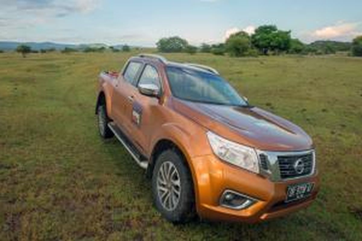 Nissan All-New NP300 Navara beraksi di savana Gunung Tambora, Dompu, Nusa Tenggara Barat.