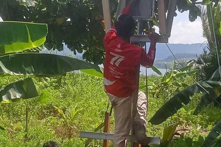 Para petugas, saat memasang akses internet gratis di Kampung Wisata Yoboi, Distrik Sentani, Kabupaten Jayapura, Papua, Sabtu (25/11/2023).