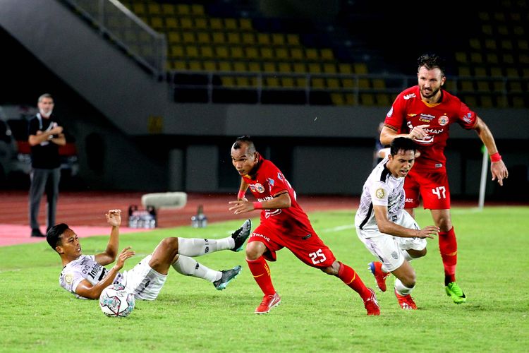 Pemain Persija Jakarta Riko Simanjuntak dijaga ketat pemain Bali United pada pertandingan pekan 13 Liga 1 2021-2022 yang berakhir dengan skor 0-1 di Stadion Manahan Solo, Kamis (25/11/2021) malam.