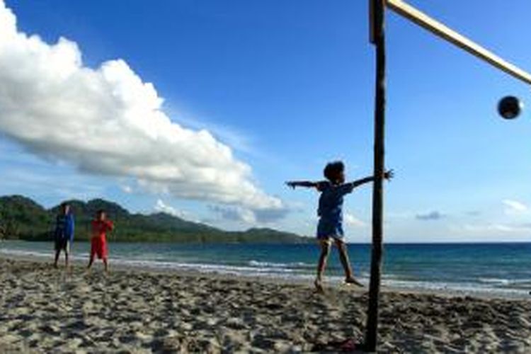 Anak-anak bermain sepak bola di Pantai Tambio'e, di Kabupaten Talaud, salah satu kabupaten perbatasan di Sulawesi Utara.