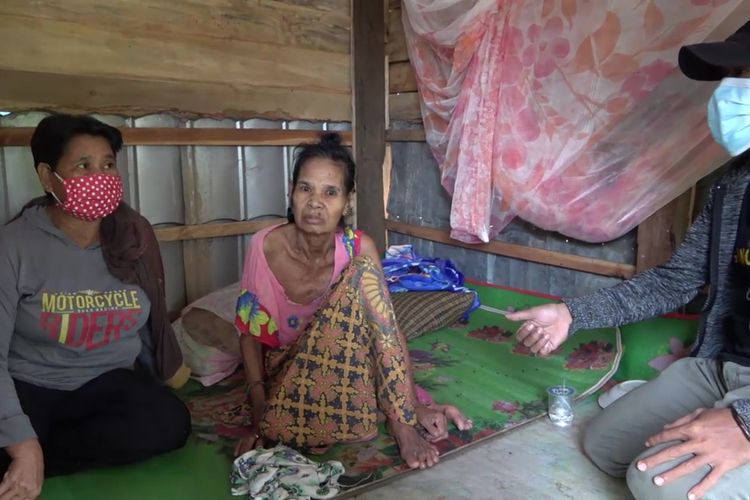 Gubuk berukuran 2 x 2 meter dihuni oleh seorang nenek yang menderita lumpuh setelah dibuang oleh anak anaknya. Rabu, (30/12/2020).