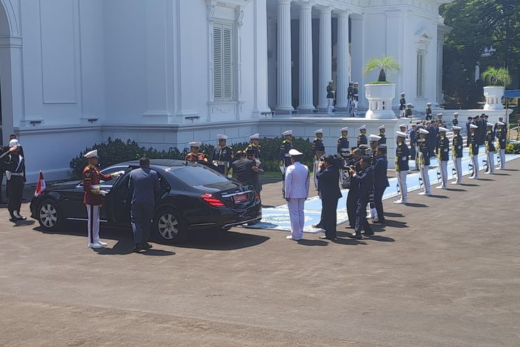 Pelukan Hangat Prabowo untuk Presiden Senat Kerajaan Kamboja yang Tiba di Istana