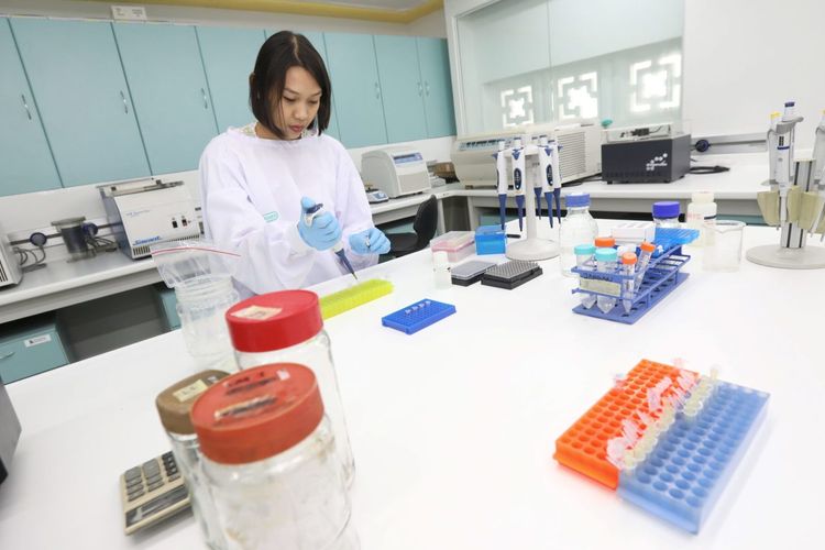 Peneliti melakukan riset di laboratorium Pusat Genom Nasional di Lembaga Biologi Molekuler Eijkman, Jakarta, setelah fasilitas tersebut diresmikan, Kamis (24/6/2018)