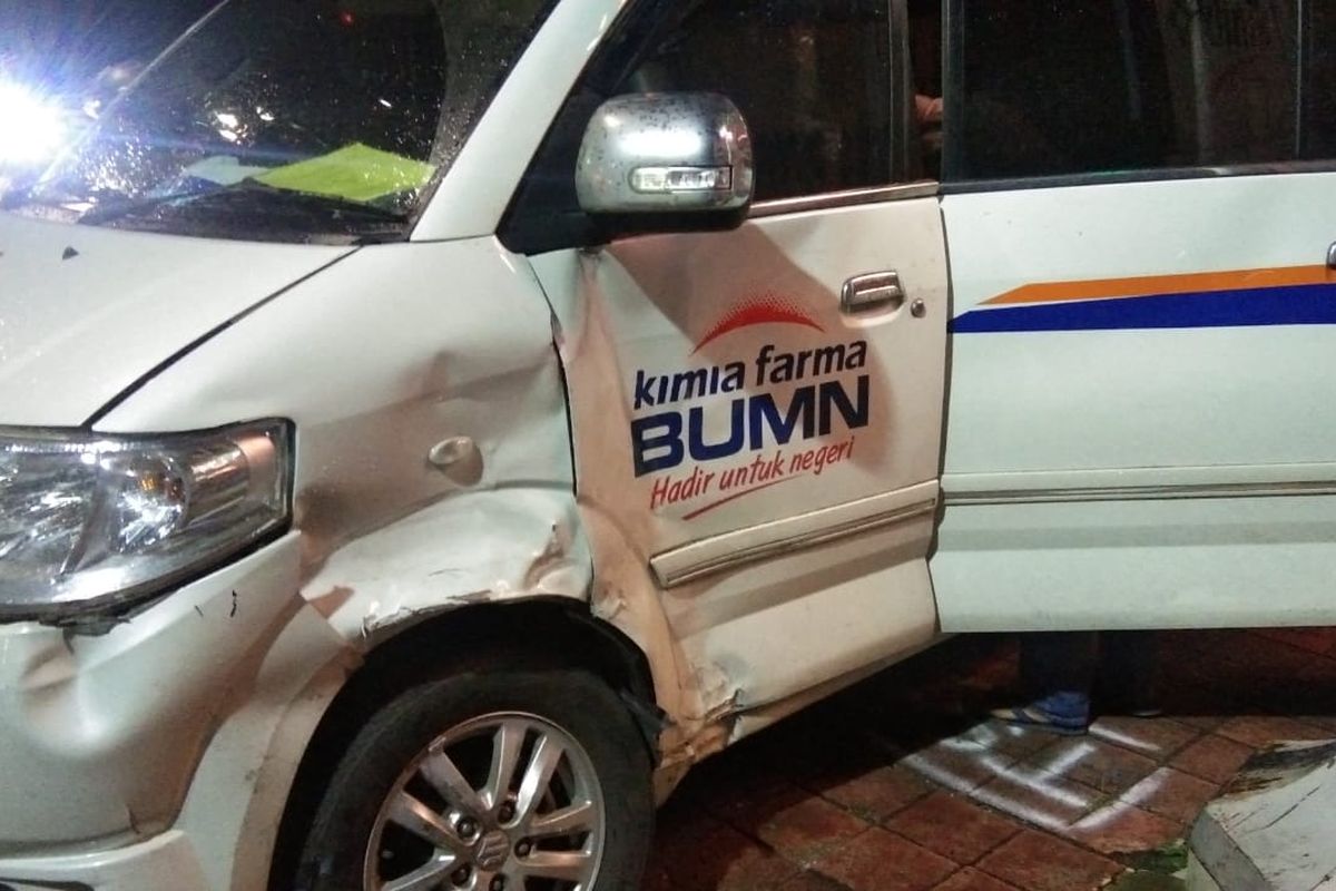 Kecelakaan terjadi di Jalan Gunung Sahari, Sawah Besar, Jakarta Pusat, Kamis (15/4/2021) malam, disebabkan oleh ambulans yang menerobos lampu merah. Menurut polisi, ambulans berlogo perusahaan farmasi BUMN PT Kimia Farma itu sedang tak membawa pasien saat kejadian.