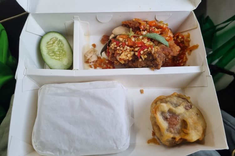 Salah satu menu Railfood yang dapat dipesan secara preorder bernama Nasi Ayam Geprek Komersil seharga Rp 38.000 berisi nasi, ayam dan sambal geprek, tahu isi, dan timun.