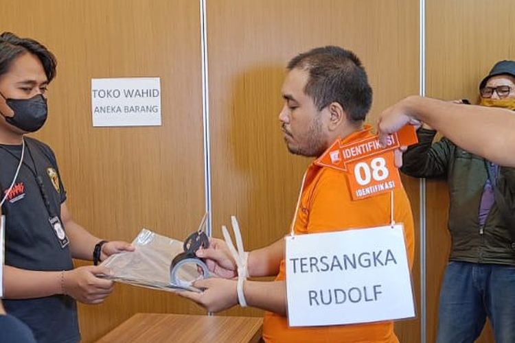 Tersangka Christian Rudolf Tobing mengikuti proses rekonstruksi kasus pembunuhan perempuan yang jasadnya ditemukan di Tol Becakayu, Rabu (7/12/2022) di Mapolda Metro Jaya. 