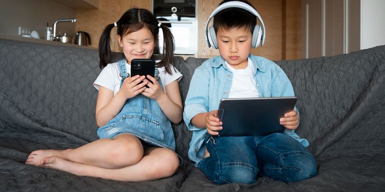 Ilustrasi anak bermain gadget.
