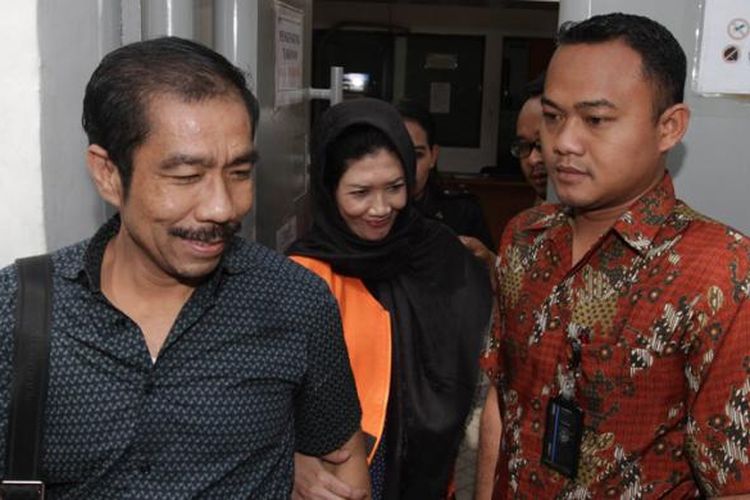 Mantan Wali Kota Palembang Romi Herton dipindah dari rutan KPK, Jakarta Selatan, ke Lapas Sukamiskin Bandung, dan istrinya, Masyito, dipindah ke Lapas Wanita Bandung, Jumat (10/7/2015).