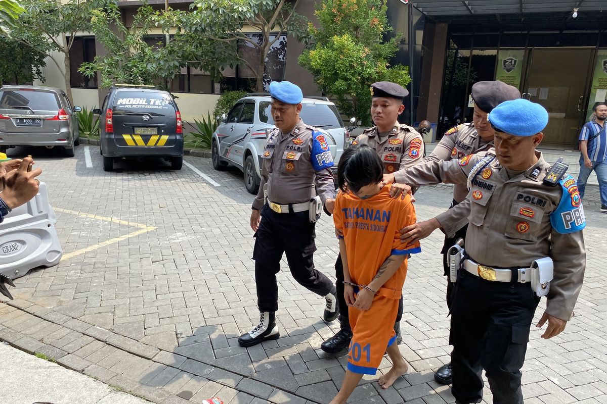 Salah satu pelaku aksi tawuran saat dibawa ke Mapolresta Sidoarjo