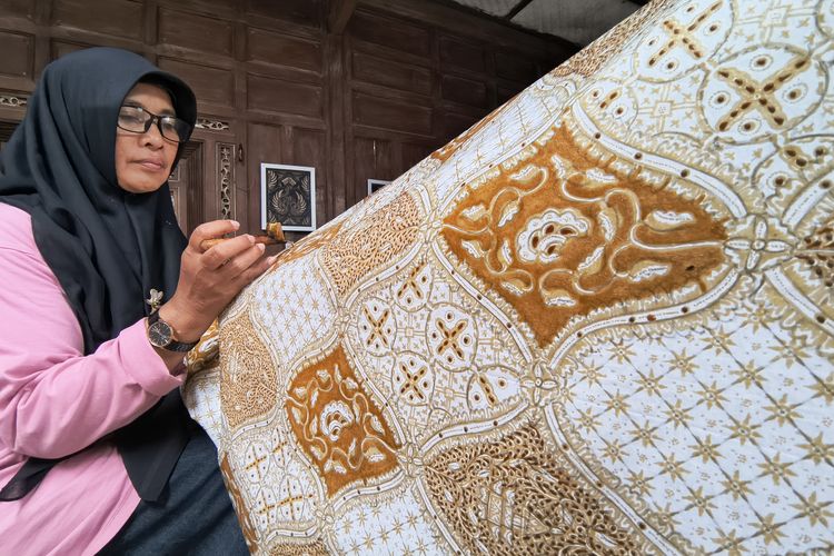 Kisah Partinah Rawat Memori Masa Kecil lewat Batik Tulis Girilayu Karanganyar